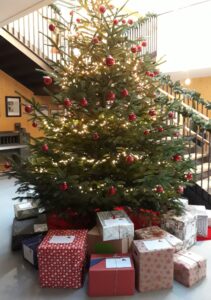 Weihnachtsbaum und Lebensmittelspenden im RZH