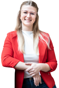 Portraitfoto: junge, blonde Frau mit rotem Blazer