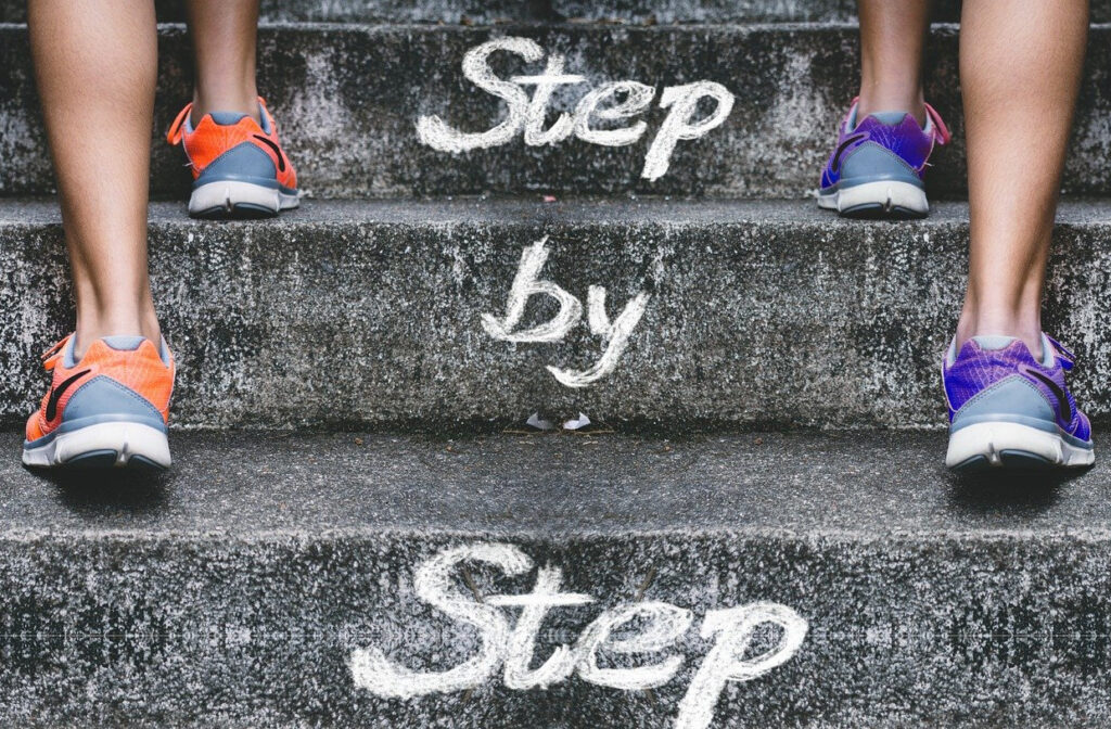 Bewegungs-Challenge - Sportler gehen eine Treppe hoch
