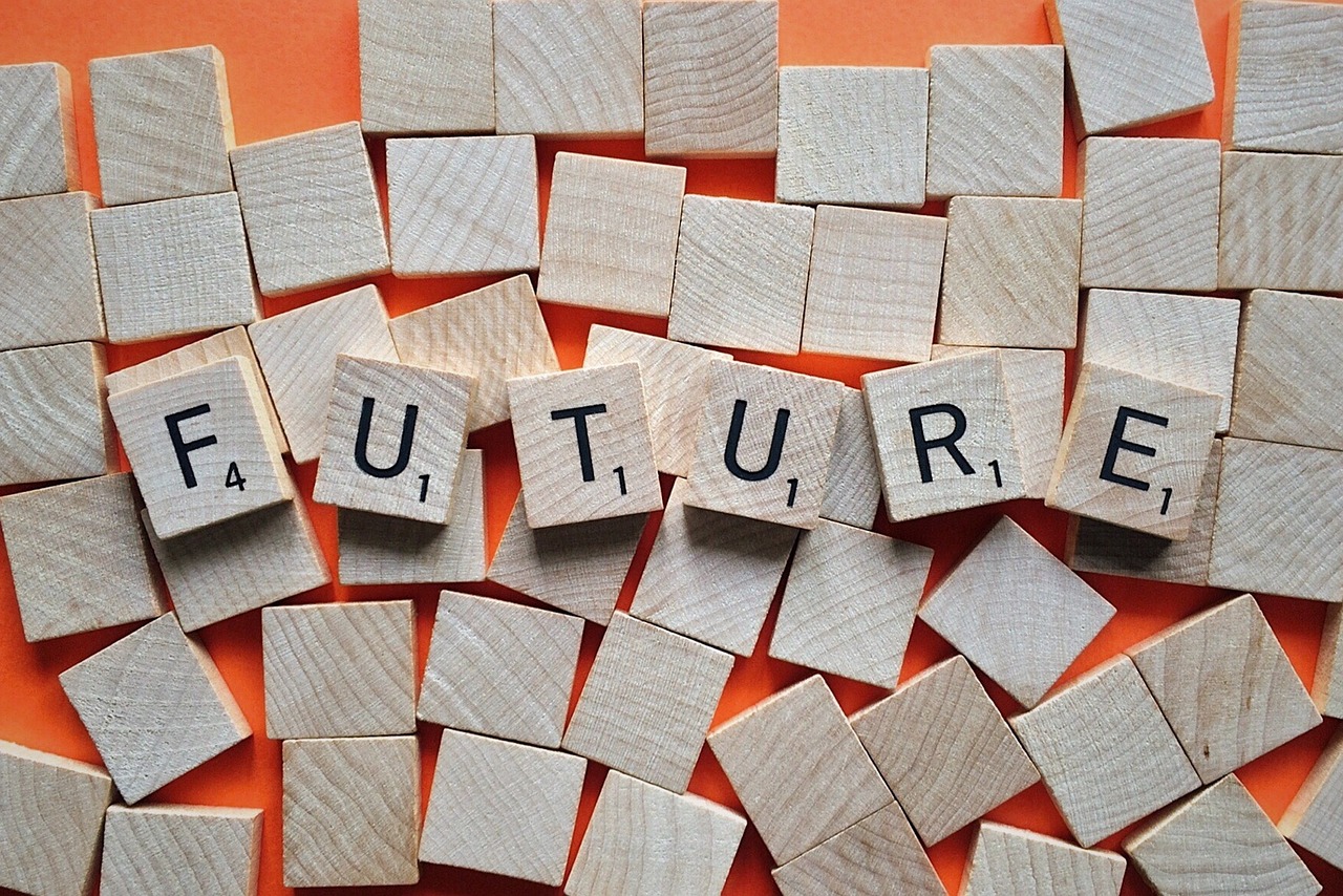 Scrabblesteine die das Wort Future anzeigen. Sinnbildlich für die Personalarbeit der Zukunft