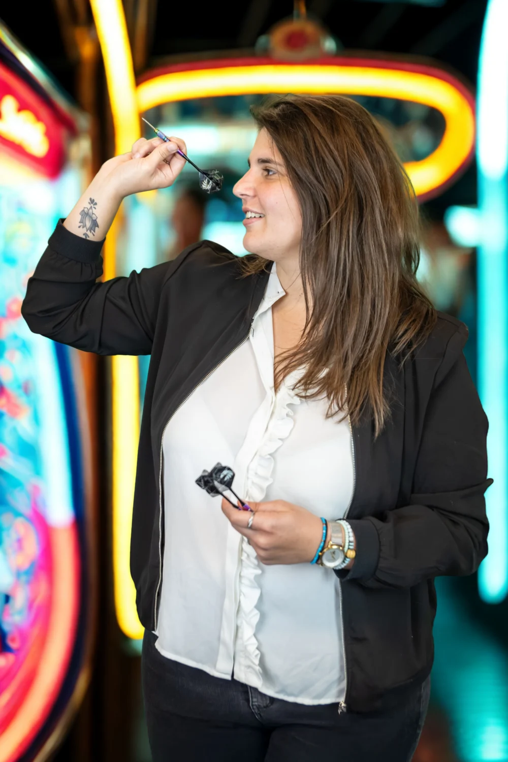 Portraitfoto einer Mitarbeiterin in schwarz weiß