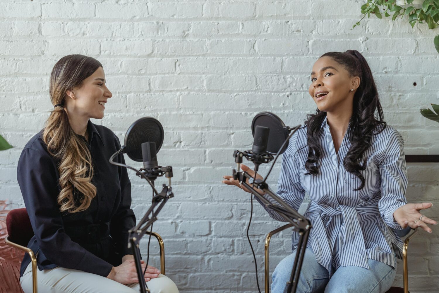 Zwei Frauen machen einen Podcast.